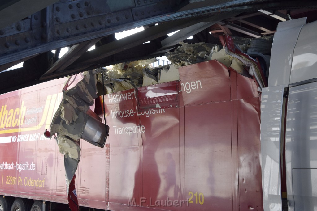 LKW blieb unter Bruecke haengen Koeln Deutz Opladenerstr Deutz Muelheimerstr P091.JPG - Miklos Laubert